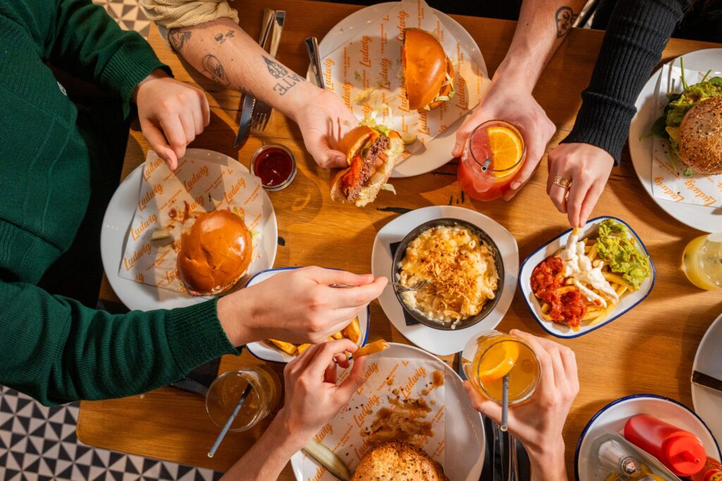 Burger Essen mit Freunden